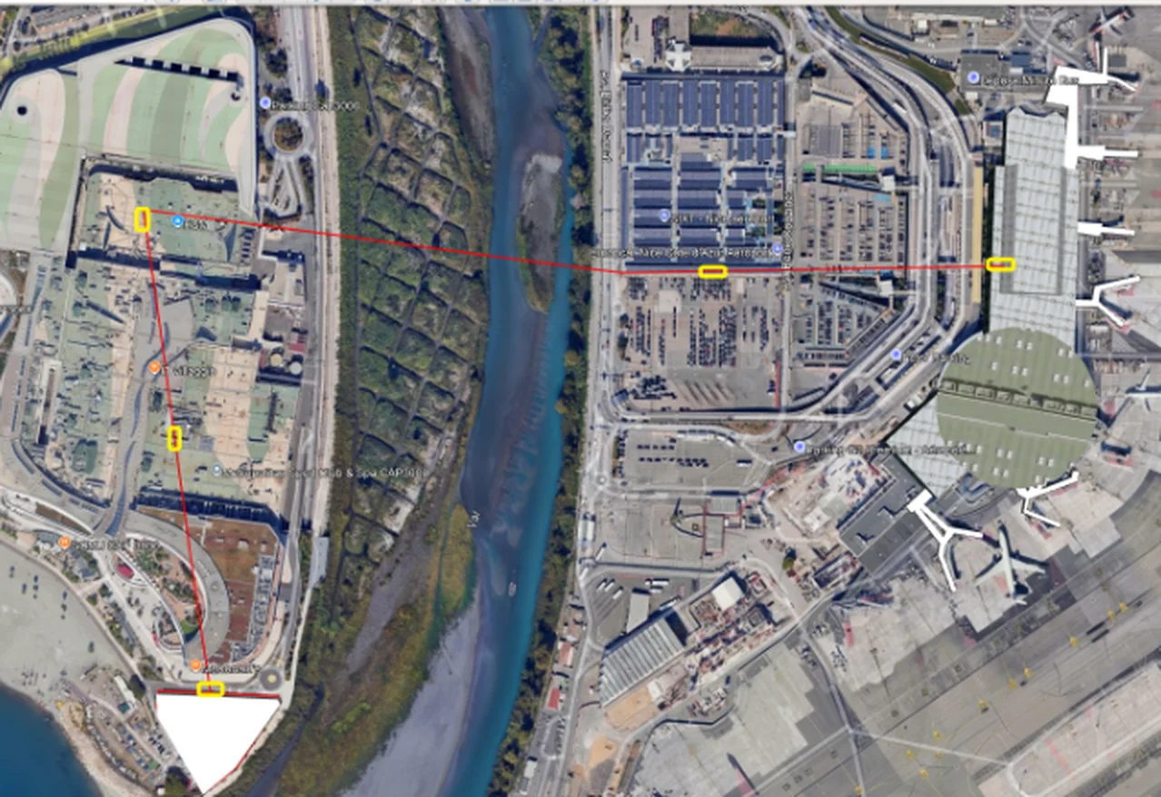 Vue satellite du secteur : CAP3000 à gauche, le Var au centre, les parkings et le Terminal 2 de l'aéroport à droite. Le tracé SITWAY part du secteur CAP3000, franchit le Var en diagonale, rejoint la zone des parkings puis l'accès au Terminal 2.